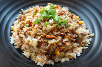 Cooked-Brown-Rice-In-Black-Ceramic-Plate