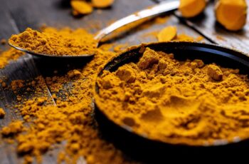 Turmeric-Powder-Lying-On-A-Table